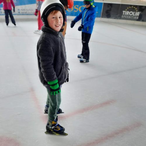 Junge mit Eislaufschuhen