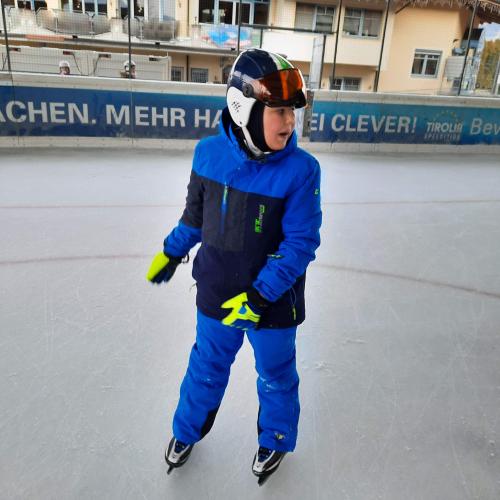 Junge mit Eislaufschuhen