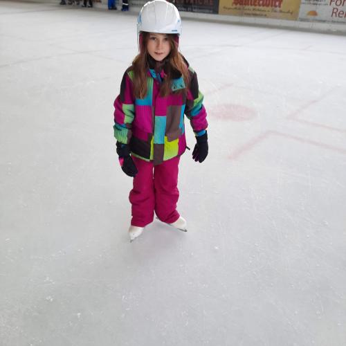 Mädchen mit Eislaufschuhen