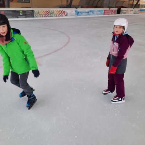 Mädchen mit Eislaufschuhen