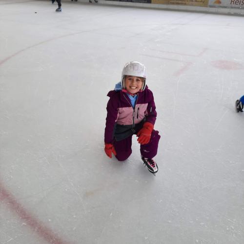 Mädchen mit Eislaufschuhen