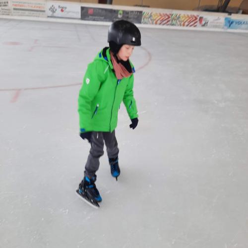 Junge mit Eislaufschuhen