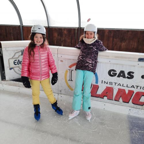 Mädchen mit Eislaufschuhen