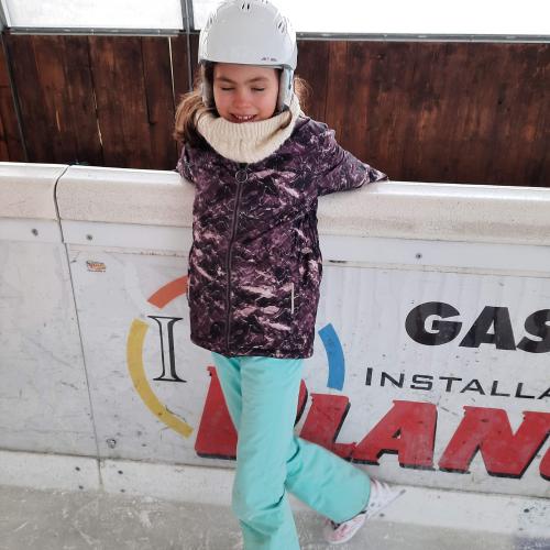 Mädchen mit Eislaufschuhen