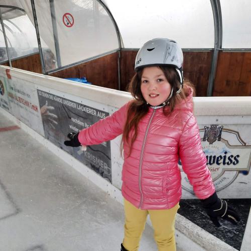 Mädchen mit Eislaufschuhen