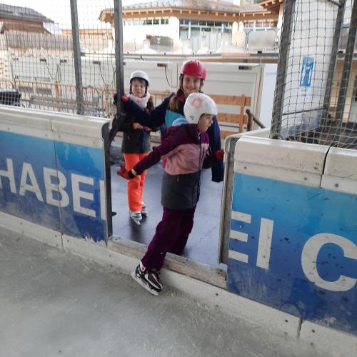 Mädchen mit Eislaufschuhen