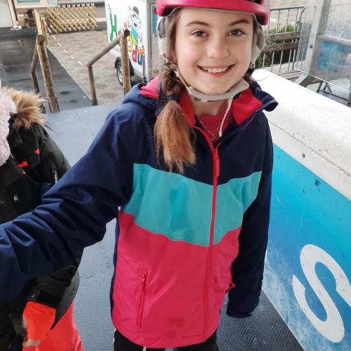 Mädchen mit Eislaufschuhen