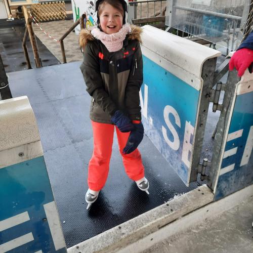 Mädchen mit Eislaufschuhen