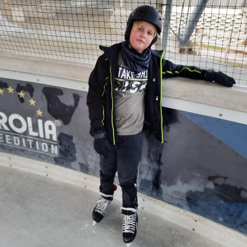 Junge mit Eislaufschuhen