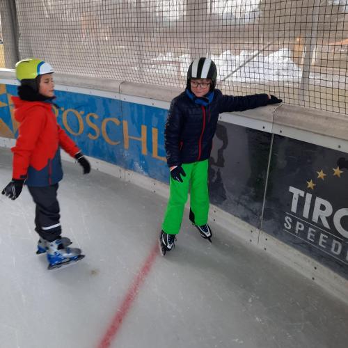 Jungen mit Eislaufschuhen
