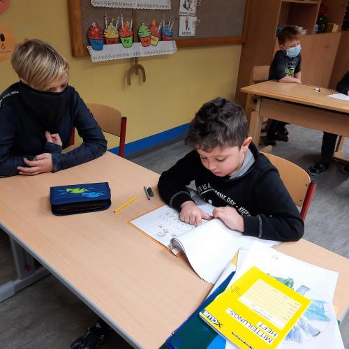 Kindern der 4. Klasse wird vorgelesen