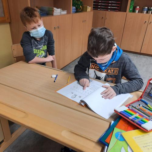Kindern der 4. Klasse wird vorgelesen