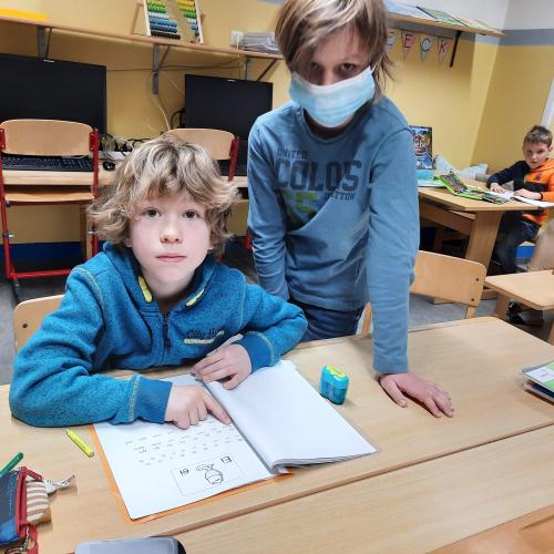 Kindern der 4. Klasse wird vorgelesen