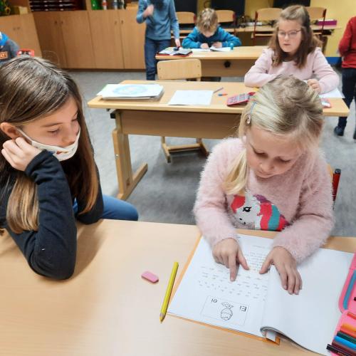 Kindern der 4. Klasse wird vorgelesen