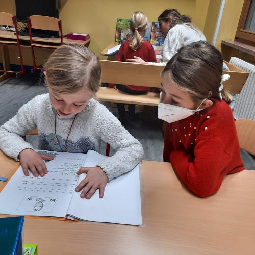 Kindern der 4. Klasse wird vorgelesen