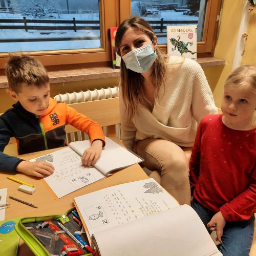 Kindern der 4. Klasse wird vorgelesen