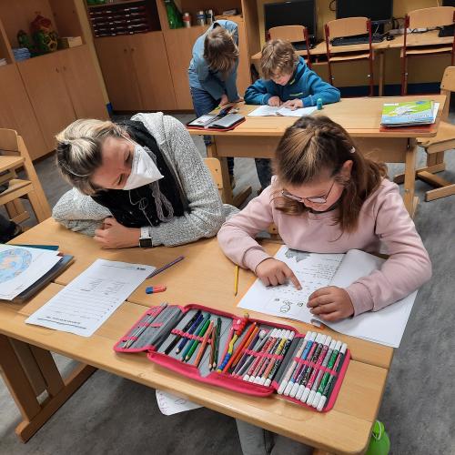 Kindern der 4. Klasse wird vorgelesen