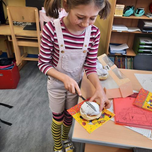 Pippi Langstrumpf beim Krapfen schneiden