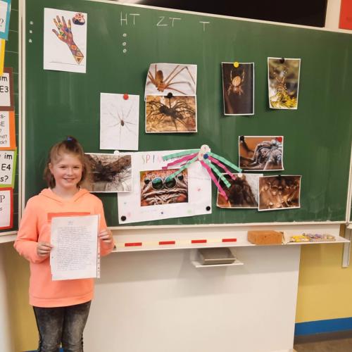 Mädchen mit Spinnenreferat