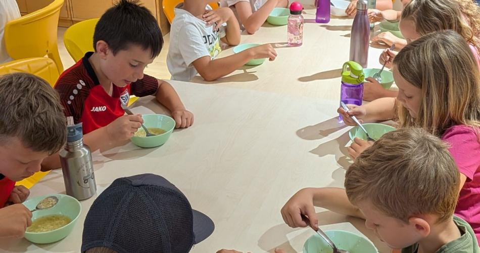 Buchstabensuppe zum Abschluss  beim Buchstabenfest